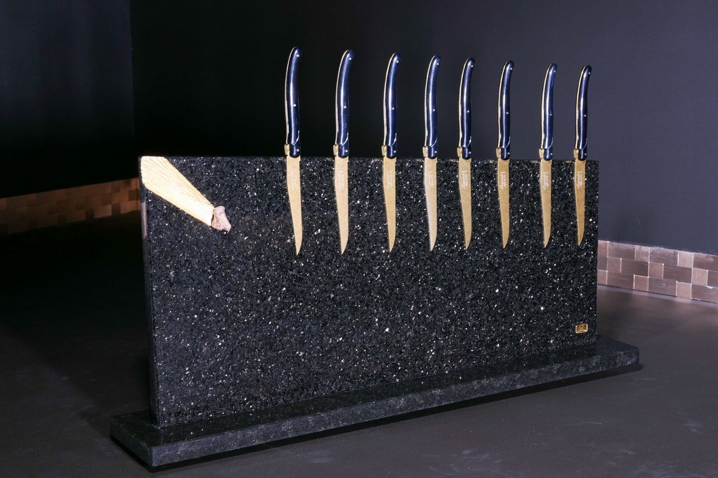 Messerblock aus Star Galaxy Gold mit Meteoriten und vergoldeten Meteoritenschweif