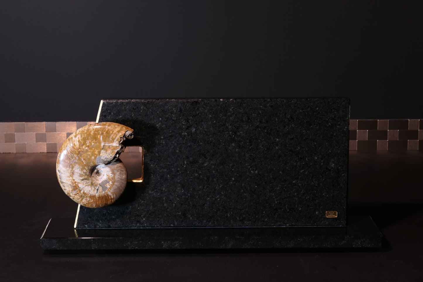 Knife block made of Nero Impala with gold plating and an ammonite