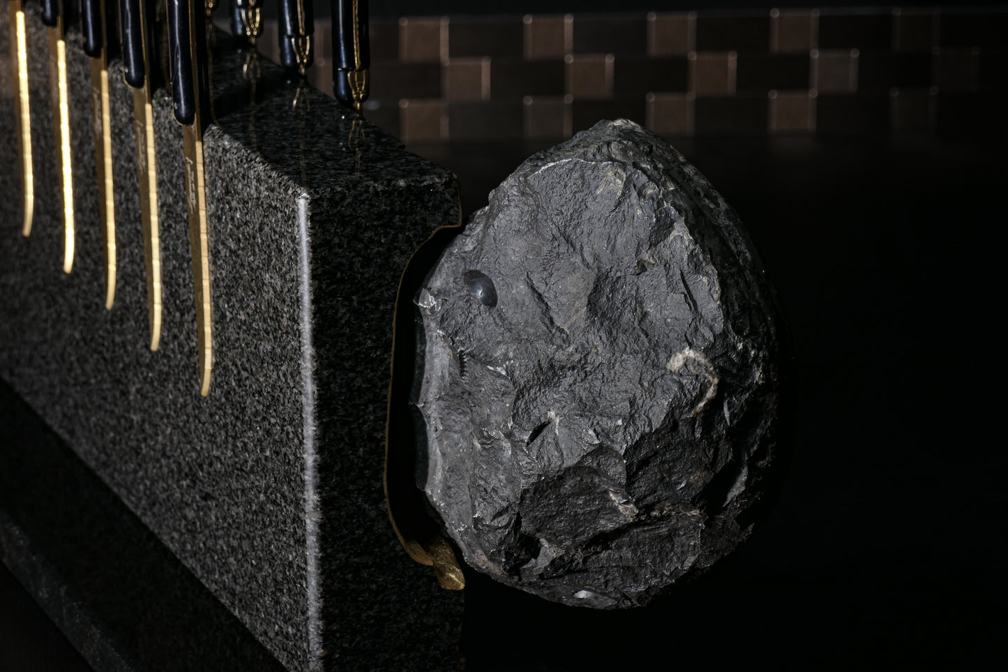 Knife block made of Nero Impala with a black ammonite