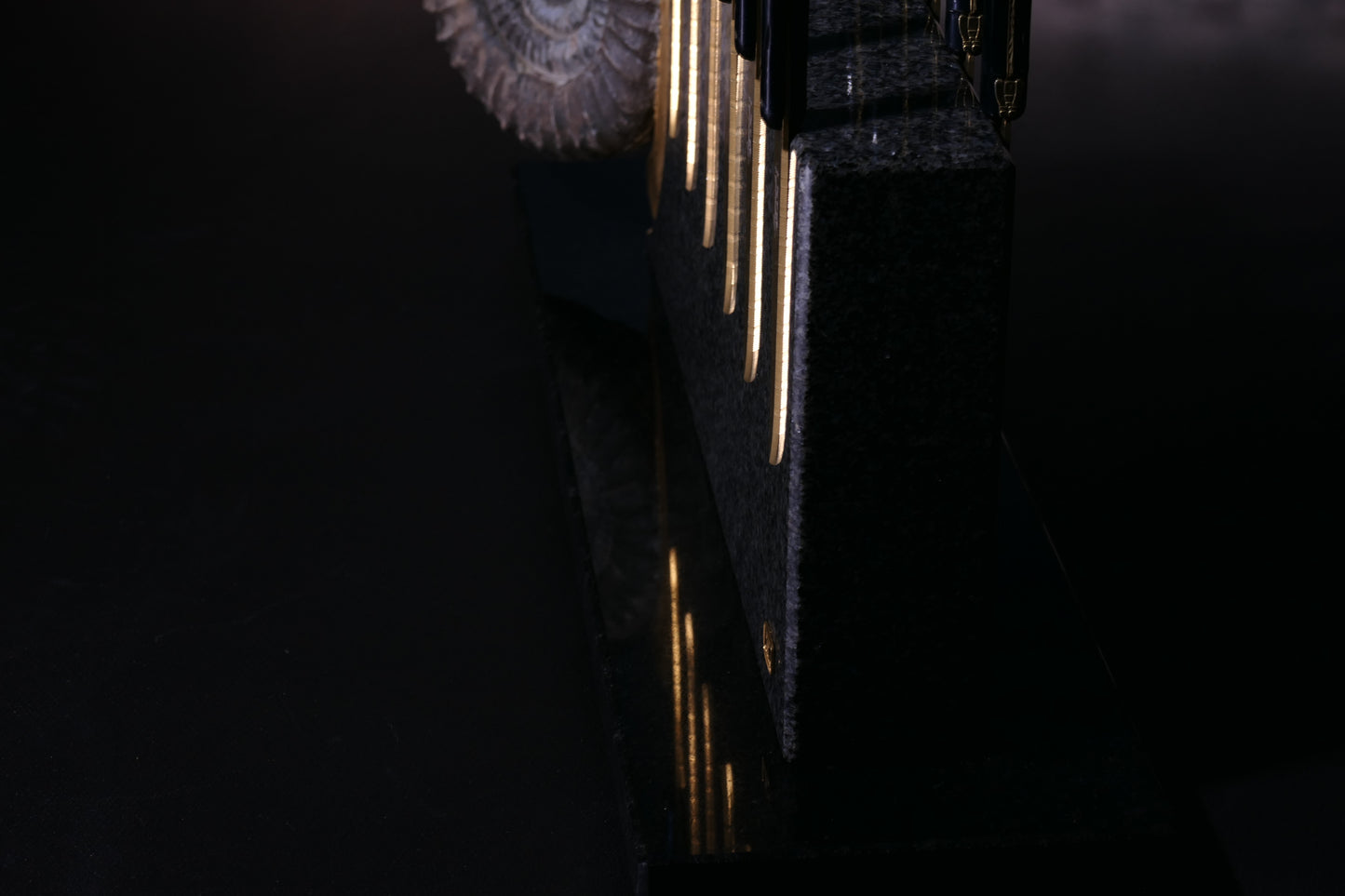 Knife block made of Nero Impala with a black ammonite