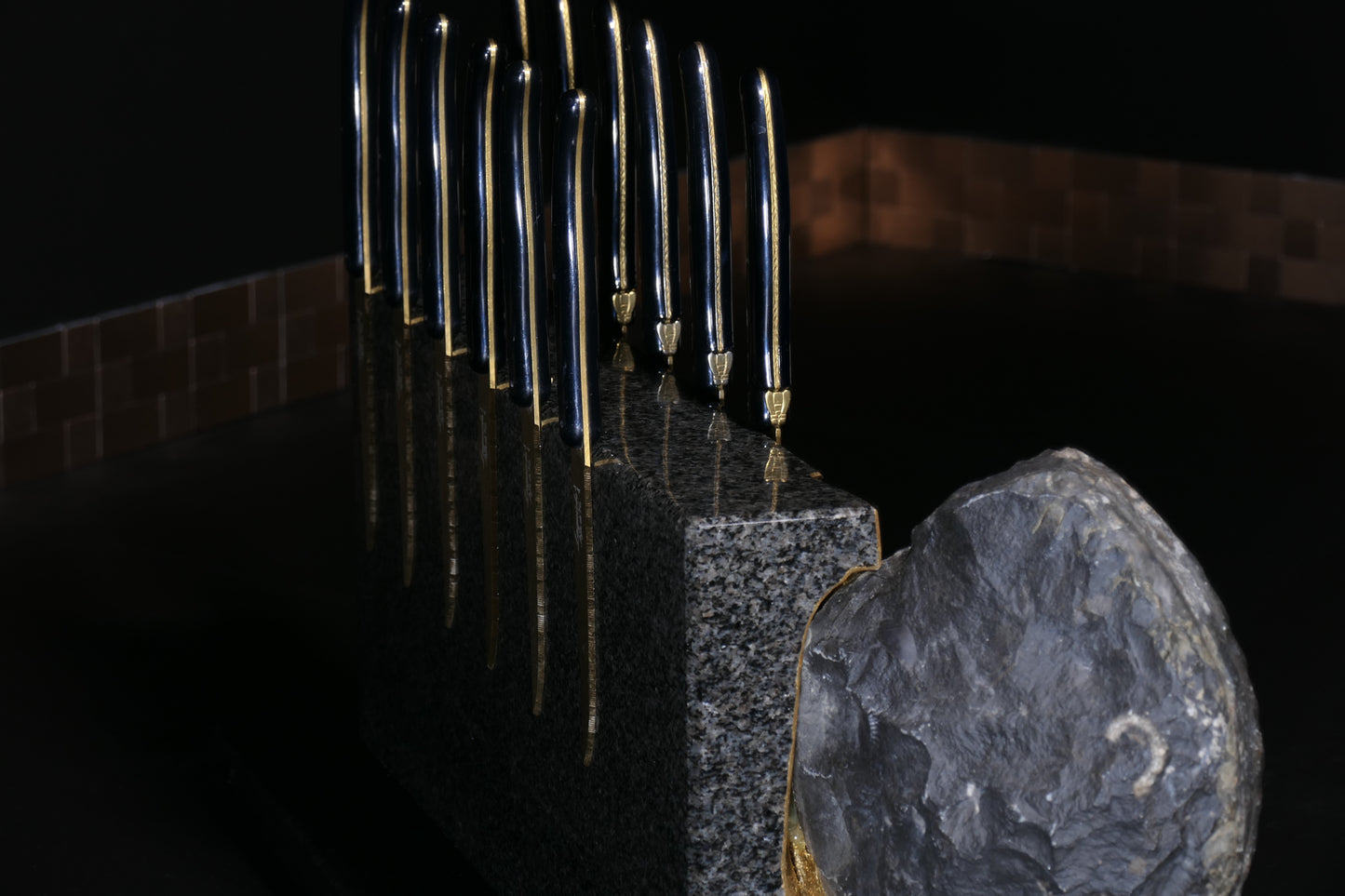 Knife block made of Nero Impala with a black ammonite