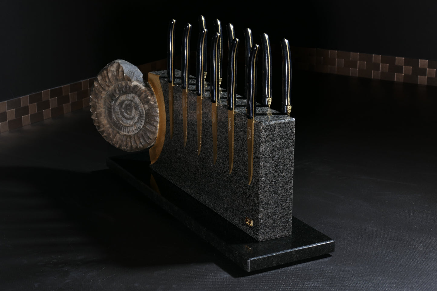 Knife block made of Nero Impala with a black ammonite