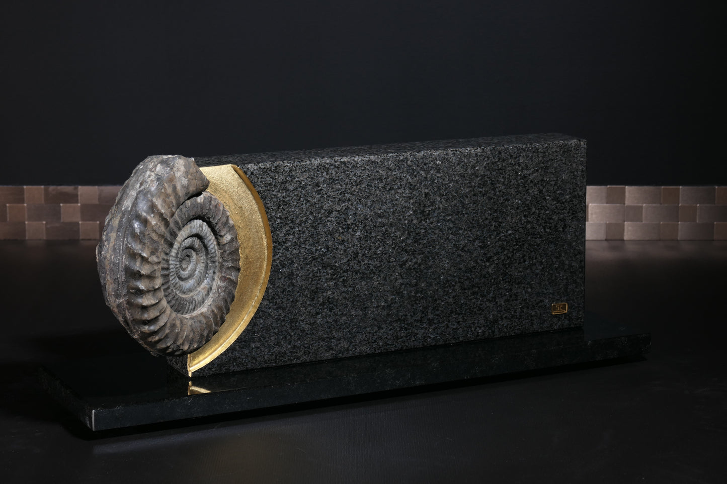 Knife block made of Nero Impala with a black ammonite