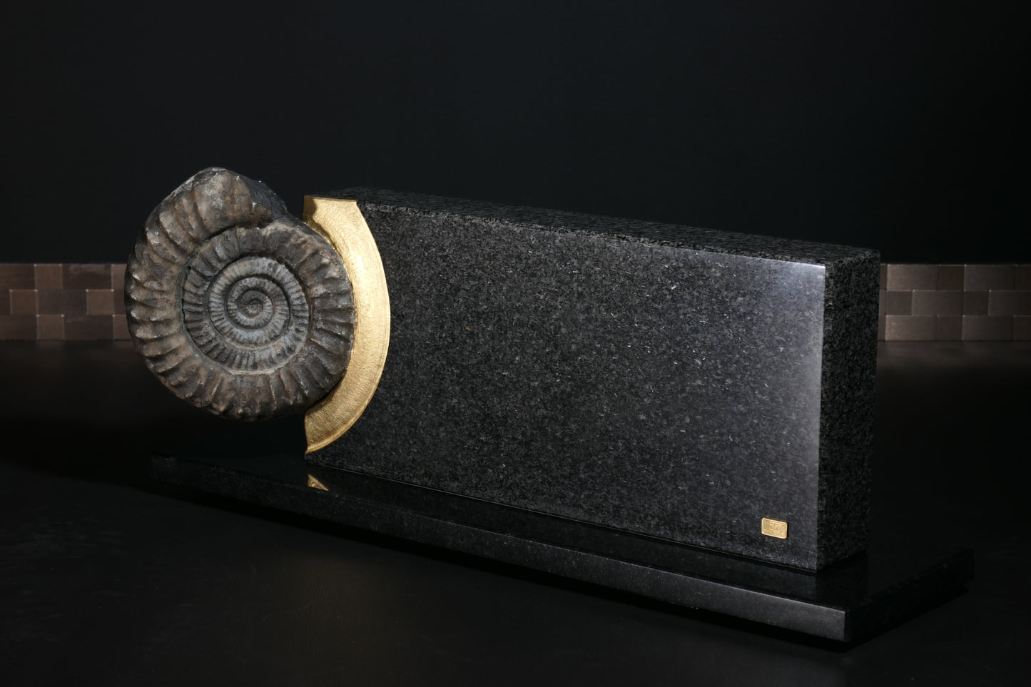 Knife block made of Nero Impala with a black ammonite