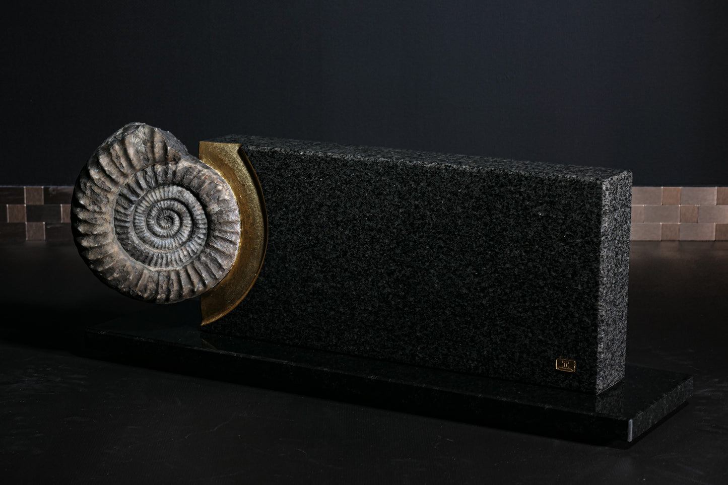 Knife block made of Nero Impala with a black ammonite