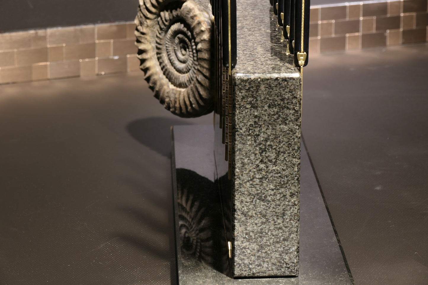 Knife block made of Nero Impala with a black ammonite