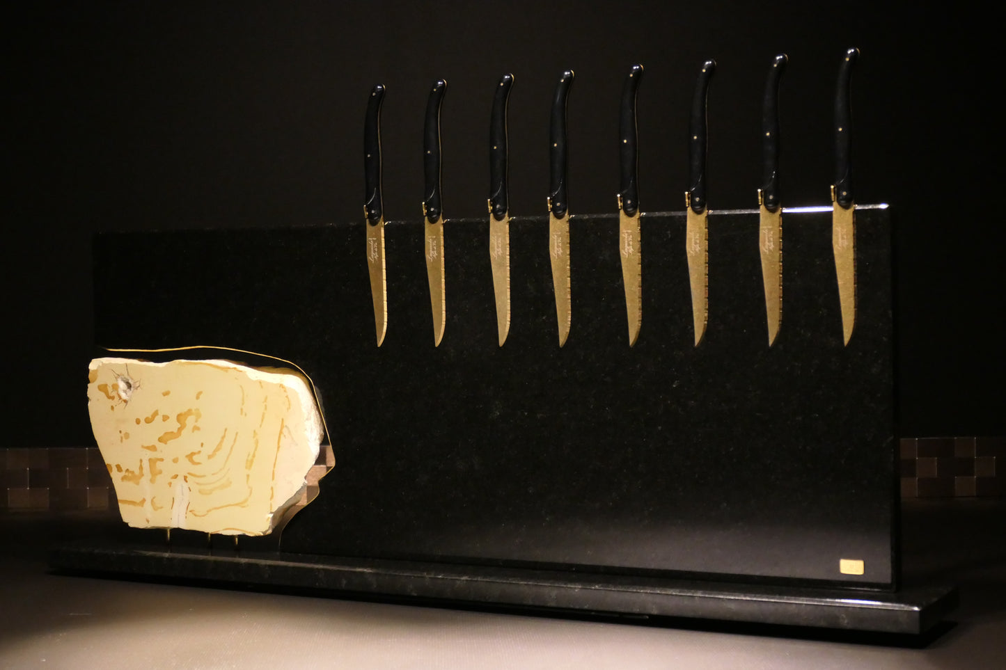 Knife block made of Nero Assoluto with Jura Yellow chunks