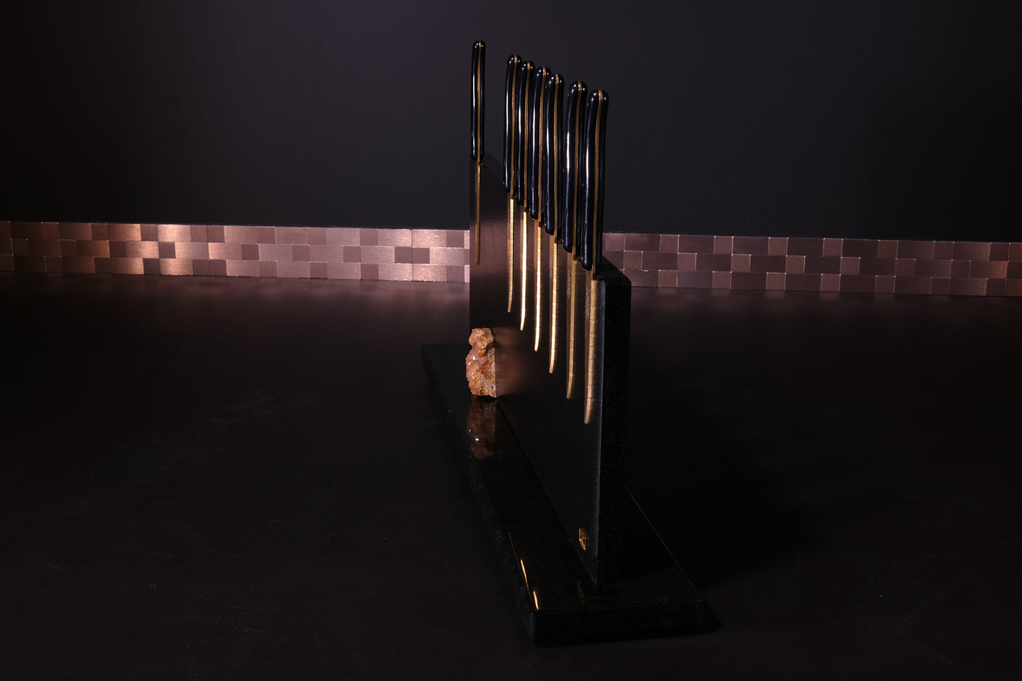 Knife block made of Nero Assoluto brushed with calcite crystal