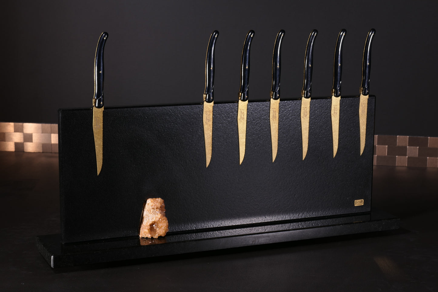 Knife block made of Nero Assoluto brushed with calcite crystal