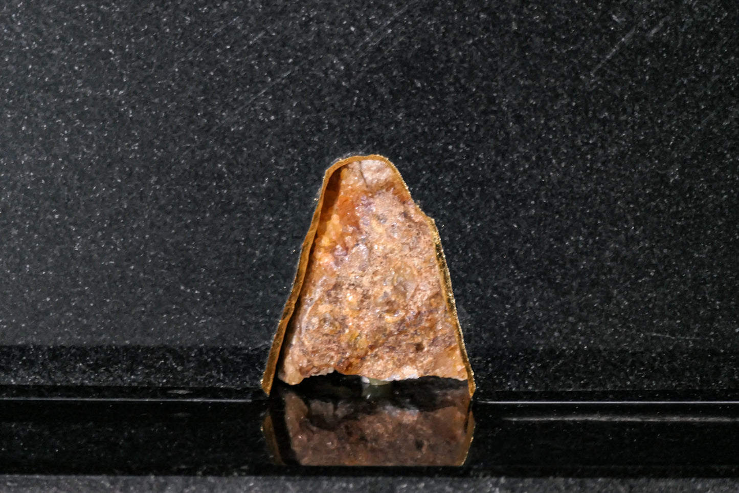 Knife block made of Nero Assoluto brushed with calcite crystal