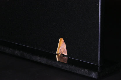 Knife block made of Nero Assoluto brushed with calcite crystal