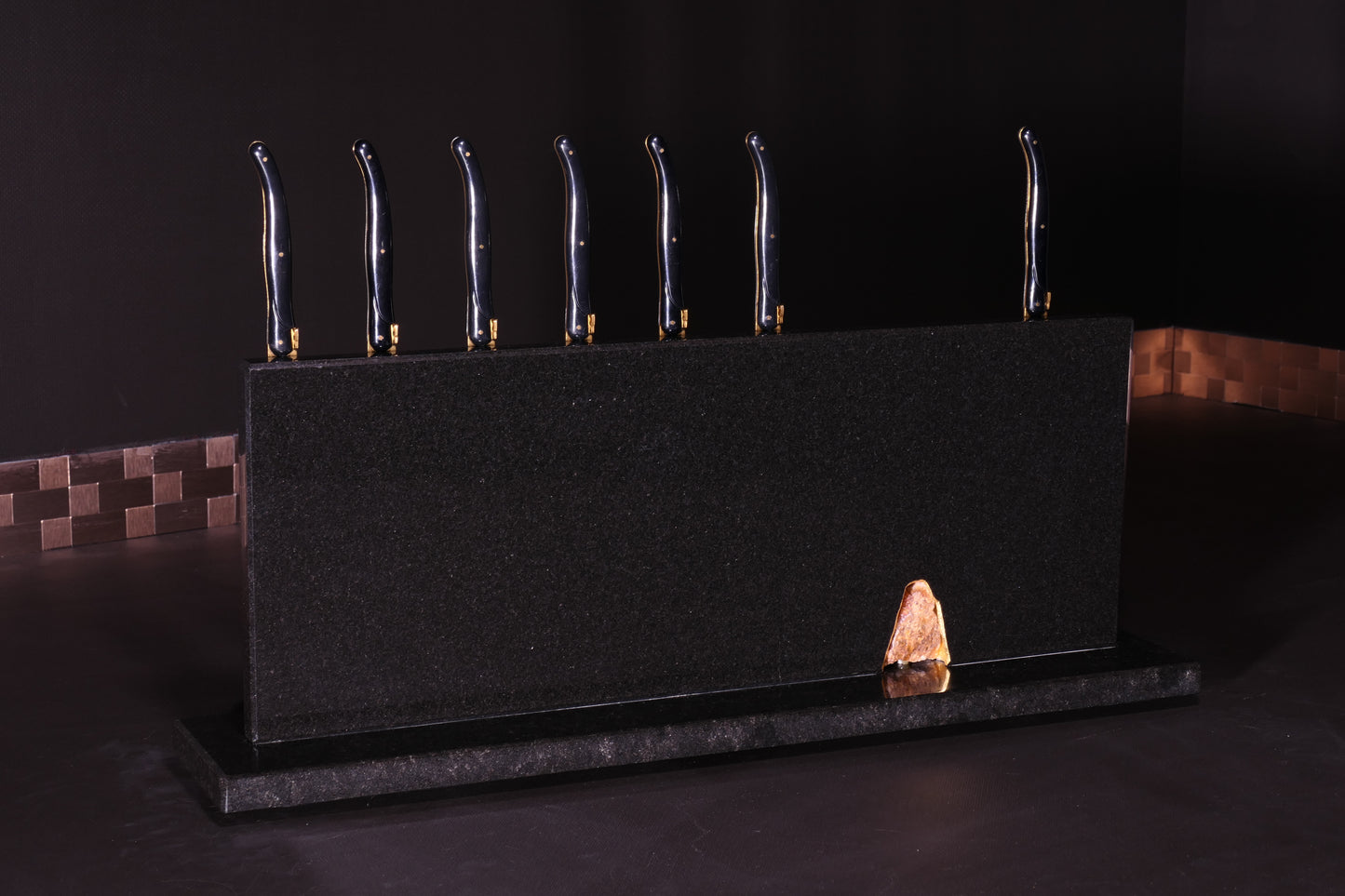 Knife block made of Nero Assoluto brushed with calcite crystal