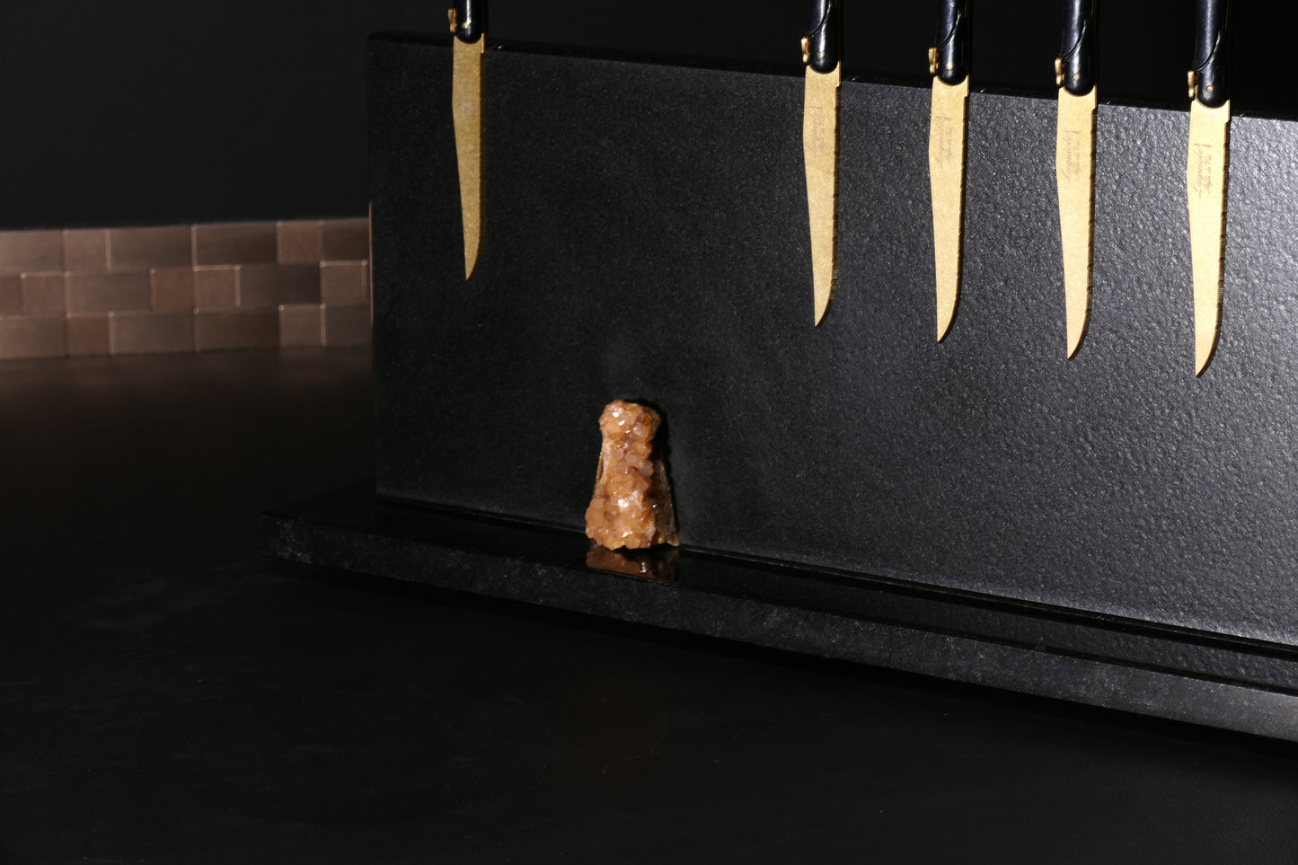 Knife block made of Nero Assoluto brushed with calcite crystal