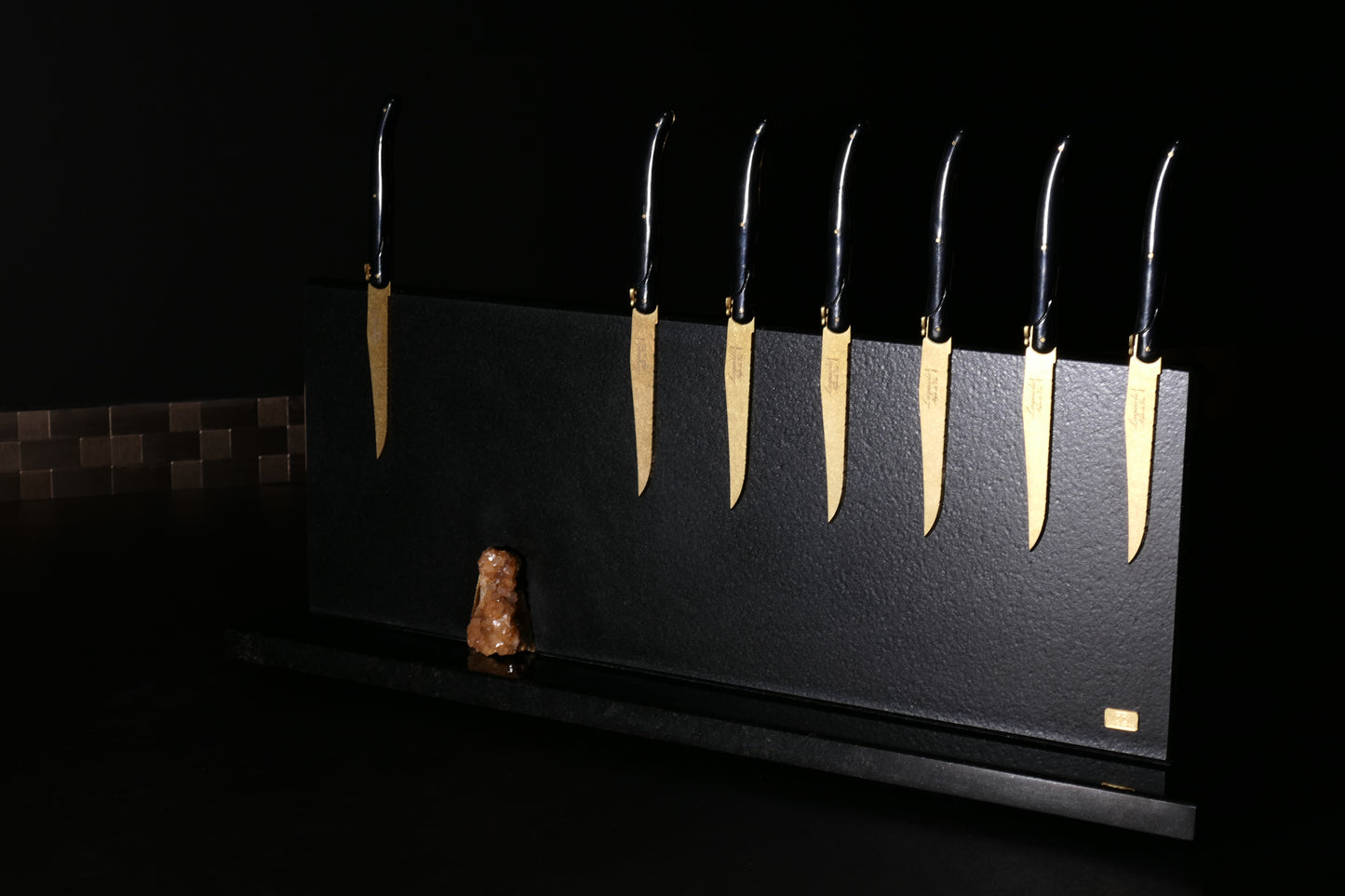 Knife block made of Nero Assoluto brushed with calcite crystal