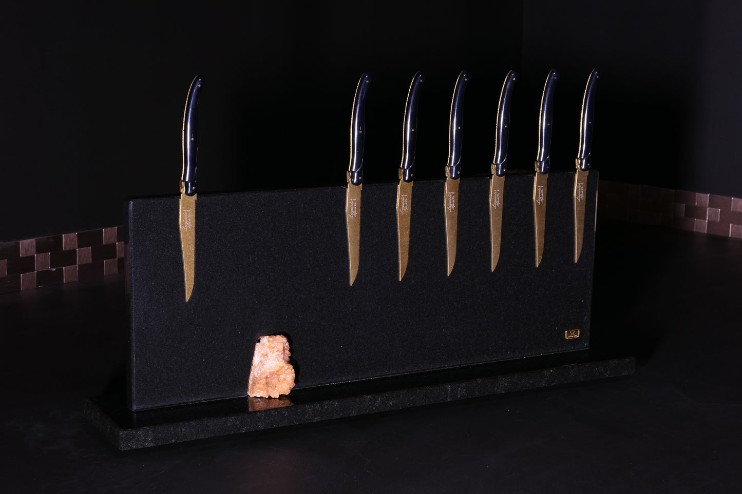 Knife block made of Nero Assoluto brushed with calcite crystal