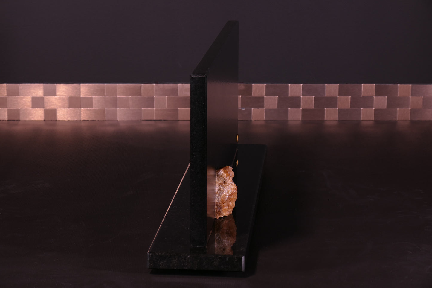 Knife block made of Nero Assoluto brushed with calcite crystal