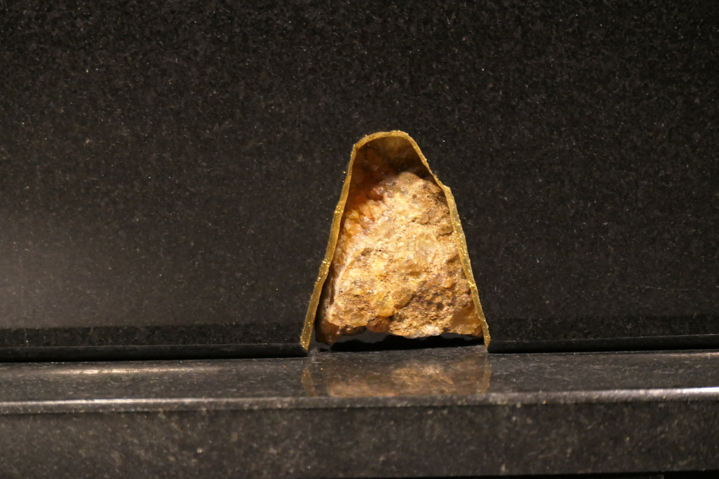 Knife block made of Nero Assoluto brushed with calcite crystal