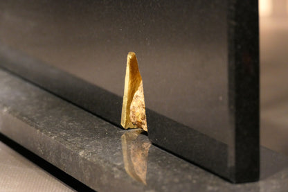 Knife block made of Nero Assoluto brushed with calcite crystal