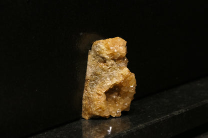 Knife block made of Nero Assoluto brushed with calcite crystal