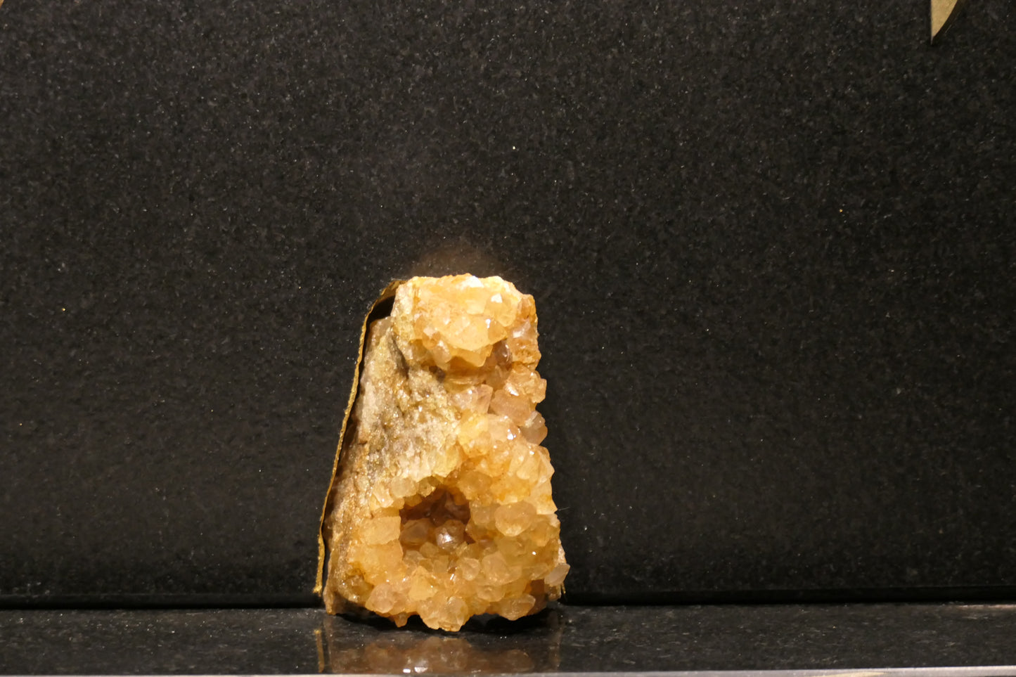 Knife block made of Nero Assoluto brushed with calcite crystal