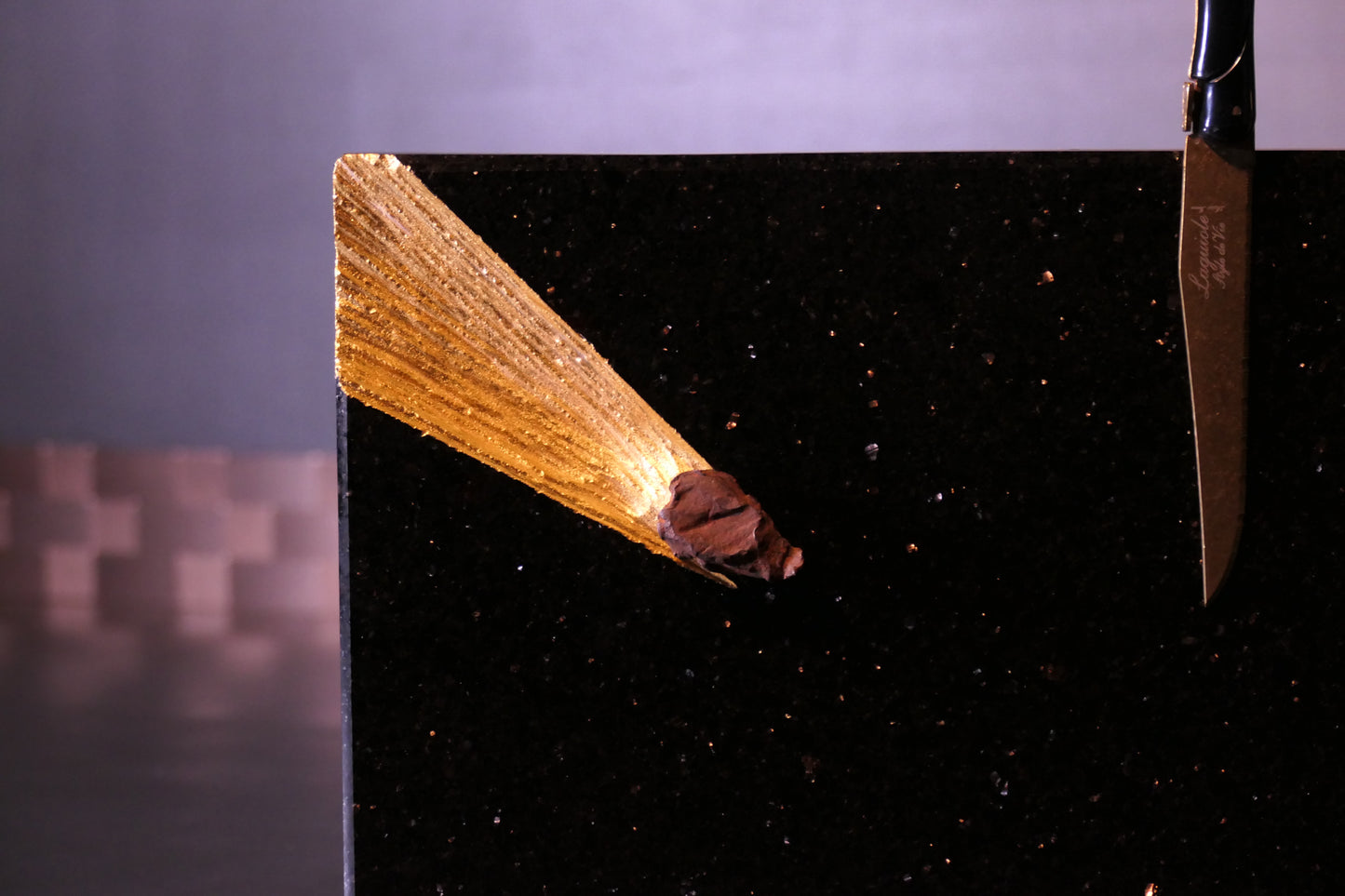 Messerblock aus Star Galaxy Gold mit Meteoriten und vergoldeten Meteoritenschweif